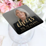 Porta-copo De Papel Quadrado Animadores de Fotos da Festa de aniversário 70<br><div class="desc">Esta porta copos personalizada de 70 de aniversário apresenta a foto personalizada, o nome e o aniversário do convidado de honra, juntamente com a palavra "Saúde" em um elegante roteiro de caligrafia dourada. Uma tela escura ajuda a tornar o texto pop. Uma forma excelente de celebrar alguém que faz setenta...</div>