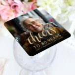 Porta-copo De Papel Quadrado Animadores de Fotos da Festa de aniversário 80<br><div class="desc">Esta porta copos personalizada de 80 de aniversário apresenta a foto personalizada, o nome e o aniversário do convidado de honra, juntamente com a palavra "Saúde" em um elegante roteiro de caligrafia dourada. Uma tela escura ajuda a tornar o texto pop. Uma forma excelente de celebrar alguém que está fazendo...</div>