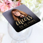 Porta-copo De Papel Quadrado Animadores de Fotos do aniversário de 40 anos<br><div class="desc">Esta porta copos personalizada de papel aniversário de 40 anos apresenta a foto personalizada, o nome e o aniversário do convidado de honra, juntamente com a palavra "Saúde" em um elegante roteiro de caligrafia dourada. Uma tela escura ajuda a tornar o texto pop. Uma forma excelente de celebrar alguém que...</div>