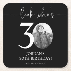 Porta-copo De Papel Quadrado Aniversário de 30 anos preto, olha quem tem 30 ano