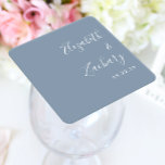 Porta-copo De Papel Quadrado Casamento Azul Dusty com Script Moderno<br><div class="desc">Estes favores simples e modernos da porta copos de casamento apresentam texto branco alinhado à margem certa num fundo azul empoeirado. Adicione os nomes da noiva e do noivo na caligrafia na moda.</div>