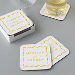 Porta-copo De Papel Quadrado Casamento de Mola Amarelo Moderno<br><div class="desc">Adicione um toque de na moda à sua recepção de casamento, janto de ensaio, festa de noivado ou chá de casamento com estas portas copos de papel de Quadro de Onda Amarelo Moderno. As portas copos de casamento retrógradas exibem os nomes dos casais em letras amarelas em negrito cercadas por...</div>