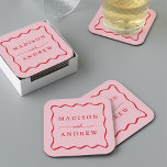 Porta-copo De Papel Quadrado Casamento de Mola Vermelha e Rosa Modernos<br><div class="desc">Adicione um toque de na moda à sua recepção de casamento, janto de ensaio, festa de noivado ou chá de casamento com estas portas copos de papel de Moldura Vermelha e Rosa Modernos. As portas copos de casamento retrógradas exibem os nomes dos casais em letras vermelhas em negrito cercadas por...</div>
