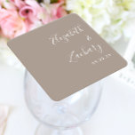 Porta-copo De Papel Quadrado Casamento de Taupe de Script Moderno<br><div class="desc">Estes favores simples e modernos da porta copos de casamento apresentam um texto branco alinhado à margem certa num fundo esticado. Adicione os nomes dos casais na caligrafia de caligrafia na moda.</div>