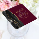 Porta-copo De Papel Quadrado Casamento Dourado de Borgonha Preta com Script Geo<br><div class="desc">Esta elegante porta copos de casamento moderna apresenta uma coloração d'água preta,  um design geode,  aparado com uma falso brilho dourado. Personalize facilmente o texto dourado sobre fundo burgundo,  com os nomes da noiva e do noivo em caligrafia manuscrita sobre uma grande e grande cinza.</div>