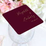 Porta-copo De Papel Quadrado Casamento Dourado de Burgundy com Script Moderno<br><div class="desc">Estes favores simples e modernos da porta copos de casamento apresentam texto dourado alinhado à margem direita em um fundo burgundy. Adicione os nomes dos casais na caligrafia de caligrafia na moda.</div>