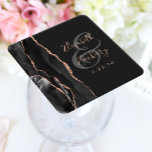 Porta-copo De Papel Quadrado Casamento Negro Rosa Dourado Escuro do Script Geod<br><div class="desc">Esta elegante porta copos de casamento moderna apresenta uma coloração aquosa preta, um design geode, aparado com falso rosa dourado. Personalize facilmente o texto colorido de rosa em um fundo fora do preto, com os nomes da noiva e do noivo em caligrafia manual sobre uma grande e grande variedade de...</div>