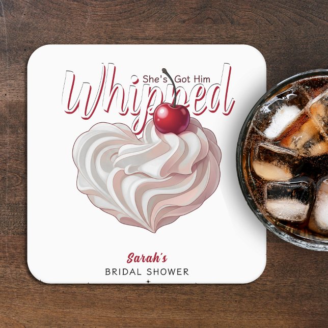 Porta-copo De Papel Quadrado Chá de Noiva de Cereja com Creme Chantilly (She's Got Him Whipped Cream Cherry Bridal Shower Square Paper Coaster
)