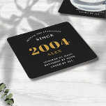 Porta-copo De Papel Quadrado Chic Dourado Elegante Preto do Nome do aniversário<br><div class="desc">Portas copos de papel personalizadas, preto aniversário de 21 anos e Dourado, Premium - Elegância de celebração. Comemore um aniversário de marco com nossas portas copos de papel chic, de qualidade superior e aniversário de 21 anos. Extremamente desenhadas com um esquema impressionante de cor preta e dourada, estas portas copos...</div>