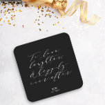 Porta-copo De Papel Quadrado Clássico Para Amar Casamento Branco Preto De Citaç<br><div class="desc">Adicione um toque chic à hora ou festa de noivado do coquetel com esta porta copos de papel. A design apresenta a citação "Para amar, rir e feliz para sempre" em uma tipografia clássica de script e duas linhas de texto, excelente para seu monograma, nomes e o ano do seu...</div>