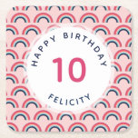 Porta-copo De Papel Quadrado Cor-de-rosa do nome personalizado da festa de aniv<br><div class="desc">Leve a sua festa para o próximo nível com um quadro moderno e divertido. Essas portas copos modernas e felizes apresentam um motivo arco-íris em azul,  rosa,  coral e chalé. O texto é personalizável. Parte de uma coleção para Parcel Studios.</div>