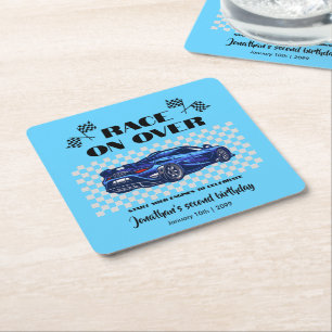 Porta-copo De Papel Quadrado Corrida sobre o moderno carro desportivo azul a qu