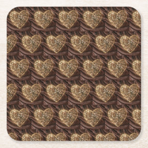 Porta-copo De Papel Quadrado Dourado Dusted Heart sobre fundo de chocolate