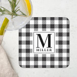 Porta-copo De Papel Quadrado Farmhouse Black Buffalo Check Family Name Monogram<br><div class="desc">Portas copos de papel monograma personalizadas,  com monograma personalizado e nome da família em um padrão de verificação/xadrez/gingham de búfalos preto e branco.</div>