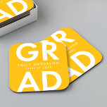 Porta-copo De Papel Quadrado Festa de formatura Amarelo Formando Negrito<br><div class="desc">Portas copos personalizadas de graduação com "Formando" em letras brancas em negrito com fundo amarelo. Personalize as portas copos de graduação adicionando o nome do formando e o ano de graduação. As portas copos personalizadas de graduação são perfeitas para segundos graus e formandos.</div>