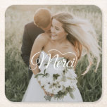 Porta-copo De Papel Quadrado Foto de casamento Merci Beaucoup Clássica<br><div class="desc">Adicione um pouco de elegância eterno à sua celebração de casamento com a nossa Porta copos de Papel Quadrado Merci Beaucoup Foto de Casamento. Esta porta copos maravilhosamente trabalhada apresenta uma design de fotos impressionante que é sofisticada e versátil, fazer a adição perfeita a qualquer tema de casamento. Personalize a...</div>