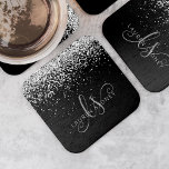 Porta-copo De Papel Quadrado Glam Black Silver Glitter Monograma<br><div class="desc">Porta copos De Papel Elegante De Monograma Com Glitter De Prata Preta Glam. Personalize facilmente esta moda design de porta copos de de papel chic com elegante brilho prateado num fundo preto. O design apresenta seu monograma manuscrito com espirais bonito e seu nome.</div>