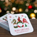 Porta-copo De Papel Quadrado Gnomos Cons Felizes Natal<br><div class="desc">Portas copos bonitas personalizadas para o seu tableware de Natal ou festa de Natal com três gnomos estilo escandinavo com chapéus e flocos de neve sazonais vermelhos e verdes e "Feliz Natal" e o seu nome na tipografia vermelha.</div>