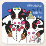Porta-copo De Papel Quadrado Happy Cows Chanukah<br><div class="desc">"Feliz Chanukah e Feliz Ano da Moo!", Porta copos de Papel Quadrado" está pronto para ajudá-lo a começar sua festa! Personalize, excluindo e adicionando texto em qualquer lugar da porta copos. Escolha seu estilo, cor e tamanho de fonte favoritos. Obrigados para parar e comprar. Muito apreciado! Todas as minhas designs...</div>