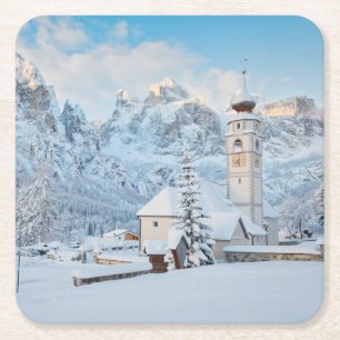 Porta-copo De Papel Quadrado Igreja coberta de neve com fundo de montanha