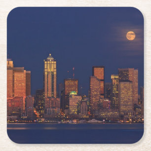 Porta-copo De Papel Quadrado Lua cheia que aumenta sobre a skyline do centro de