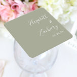 Porta-copo De Papel Quadrado Modern Script Sage Green Wedding<br><div class="desc">Estes favores simples e modernos da porta copos de casamento apresentam um texto branco alinhado à margem certa num fundo verde sábio. Adicione os nomes dos casais na caligrafia de caligrafia na moda.</div>
