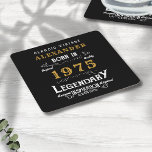 Porta-copo De Papel Quadrado Nascer de 50.o aniversário personalizado de 1975 V<br><div class="desc">Uma design de porta copos clássica personalizada para aquela celebração de aniversário para alguém nascer em 1975 e fazer 50 anos. Adicione o nome a este design preto, branco e dourado estilo retrorreflector vintage para um presente de 50 anos personalizado. Edite facilmente o nome e o ano com o modelo...</div>