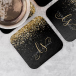 Porta-copo De Papel Quadrado Nome do Monograma do Glitter Dourado<br><div class="desc">Porta copos De Papel Elegante De Monograma Com Glitter Dourado. Personalize facilmente este modesto design de porta copos de de papel chic com elegante brilho de ouro em fundo preto. O design apresenta seu monograma manuscrito com espirais bonito e seu nome.</div>