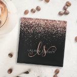 Porta-copo De Papel Quadrado Nome do Monograma do Glitter Glitter Cor-de-Rosa r<br><div class="desc">Porta copos De Papel Elegante De Monograma Com Largura Dourada De Glam Rosa. Personalize facilmente este design de porta copos de papel chico moderno com brilho brilhante de rosa dourado elegante em fundo preto. O design apresenta seu monograma manuscrito com espirais bonito e seu nome.</div>