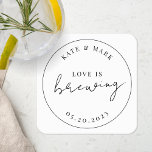 Porta-copo De Papel Quadrado O Amor Elegante Moderno está A Criar Casamento<br><div class="desc">Porta copos monográfica de casamento personalizada,  com "Love is Brewing",  moderno e elegante design branco e preto.</div>