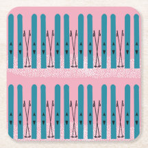 Picos azuis sobre neve e fundo cor-de-rosa