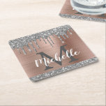 Porta-copo De Papel Quadrado Pingo de Brilho Prateado Feminino Monograma Dourad<br><div class="desc">Estiloso, feminino, nome personalizado com brilho prateado e porta-copos de papel monogramado. Este design apresenta brilho prateado cinza (cinzento) com respingos cintilantes sobre um fundo de metal escovado em rosa bege com modelo de texto de monograma inicial personalizado e primeiro nome. Presente feminino perfeito para namorada, irmã, mãe, aniversário, festa...</div>