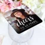 Porta-copo De Papel Quadrado Script Branco da 60ª Festa de aniversário Foto Che<br><div class="desc">Esta porta copos personalizada do 60º aniversário apresenta a foto personalizada, o nome e o aniversário do convidado de honra, juntamente com a palavra "Saúde" em um elegante roteiro de caligrafia branca. Uma tela escura ajuda a tornar o texto pop. Uma forma excelente de celebrar alguém que está fazendo sessenta...</div>