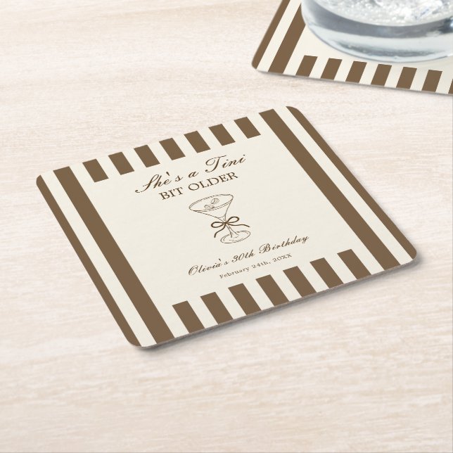 Porta-copo De Papel Quadrado She's A Tini Bit Older Coffee Martini Birthday (Inclinado)