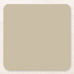 Porta-copo De Papel Quadrado um homem de terno e gravata em frente a um muro