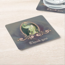 Um pavão majestoso em ouro e verde.