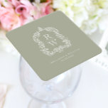 Porta-copo De Papel Quadrado Vintage Monograma Crest Names Sage Green Wedes<br><div class="desc">Este elegante design apresenta uma crista de acanthus, inspirada em ornamentado, regência e inspirada em vintage, deixa moldando duas iniciais de monograma em fonte aberta, empilhada verticalmente e separada por uma fina linha horizontal. Adicione os nomes dos casais e a data do casamento abaixo. O design e o texto estão...</div>