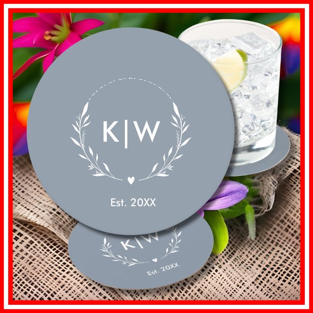 Porta-copo De Papel Redondo Azul empoeirado e branco | Monograma de Iniciais M (Dusty Blue and White | Modern Initials Monogram Round Paper Coaster)