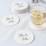 Porta-copo De Papel Redondo Azul Marinho | Casamento de Script Manuscrito Mode<br><div class="desc">Projetado para combinar com nossos convites de casamento de Script Manuscrito Moderno. Uma bela design baseada em tipografia com um toque minimalista,  com seus nomes em moderno marinho azul escrito à mão.</div>