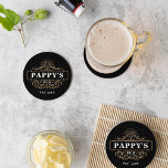 Porta-copo De Papel Redondo Bar Doméstico do Pub da Pappy Estabelecido<br><div class="desc">Deu um avô especial com essas portas copos personalizadas incríveis para o Dia de os pais. Faz um excelente adicional à configuração do bar doméstico do avô, com "Pappy's Pub" e o ano estabelecido com o logotipo do bar estilo vintage. Todo o texto é personalizável; comute o apelido ou troque...</div>