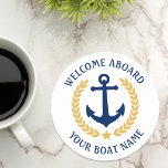 Porta-copo De Papel Redondo Bem-vindos a bordo Nome do Barco Anchor Dourado La<br><div class="desc">Um conjunto na moda náutico de portas copos de papel com temas de boas-vindas a bordo e seu nome de barco, nome de família ou outro texto desejado. Possui uma âncora de barco personalizada, com folhas de ouro estilo laurel e uma estrela em branco ou personalize facilmente a cor base...</div>