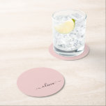 Porta-copo De Papel Redondo Blush Dusty Pink Modern Script Girly Monograma Nom<br><div class="desc">Portas copos De Papel De Nome De Monograma Simples De Script Cor-De-Rosa Pidrada. Isso faz a formatura perfeita,  aniversário,  casamento,  chá de panela,  aniversário,  chá de fraldas ou presente de festa de solteira para alguém que ama luxo de vidro e estilos quíticos.</div>