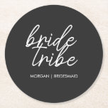 Porta-copo De Papel Redondo Bride Tribe | Modernas Damas de Honra Despedida de<br><div class="desc">Simples, moderno e elegante citação "Bride Tribe" com fonte de caligrafia em preto e branco em um estilo moderno. Os nomes podem ser personalizados com os nomes das suas damas de honra. Você pode usá-lo para a noiva, damas de honra, meninas de flores ou a mãe da noiva. Os acessórios...</div>