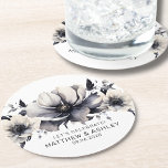 Porta-copo De Papel Redondo Casamento Floral Branca Negra Elegante<br><div class="desc">Design de casamento simples e giro, preto e branco. Um olhar clássico, mas caprichoso, com flores pretas, cinzas e creme coloridas, com fontes pretas e cartazes modernos. Edite todo o texto para suas próprias informações. Excelente para um casamento de vassoura com uma reviravolta moderna, um caso de inverno ou primavera...</div>