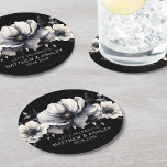 Porta-copo De Papel Redondo Casamento Floral Elegante Branco Negro<br><div class="desc">Design de casamento de flores brancas e pretas. Um olhar clássico, mas caprichoso, com flores negras, cinzentas e natas, com fontes pretas e letras modernas. Edite todo o texto para suas próprias informações. Ótimo para um casamento de vassoura com uma reviravolta moderna, um caso clássico de inverno ou primavera, ou...</div>