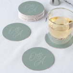 Porta-copo De Papel Redondo Eucalyptus | Casamento de Monograma de Script Sobr<br><div class="desc">Uma bela porta copos de casamento baseada em tipografia que apresenta suas iniciais em tom em tons eucalipto verde com letras de script sobredimensionadas. Personalize com suas iniciais e use a Ferramenta Design para ajustar o tamanho e o posicionamento para criar seu monograma personalizado.</div>