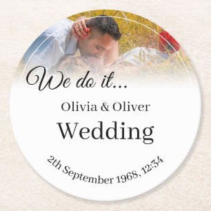 Porta-copo De Papel Redondo Fazemos isso. Beijar Casal em um campo