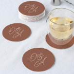 Porta-copo De Papel Redondo Feira | Casamento de Monograma de Script Sobredime<br><div class="desc">Uma bela porta copos de casamento baseada em tipografia que apresenta suas iniciais em letras de sandy beige,  que são muito grandes,  em uma ferrugem de terracota</div>