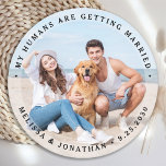 Porta-copo De Papel Redondo Foto de Cão de Casamento de Pet do Noivado Moderno<br><div class="desc">Celebre seu noivado e dê ao único casamento de cães salve as datas com esta foto personalizada, e personalize o casamento 'Meus Humanos estão se casando', salve a porta copos da data. Personalize com suas fotos, nomes e data favoritos. Esta porta copos personalizada de casamento de fotos é perfeita para...</div>
