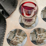 Porta-copo De Papel Redondo Foto simples de casamento de script salve a data e<br><div class="desc">Substitua minimamente a sua fotografia e guarde a foto legante do cartão de data para o aniversário de casamento. Você pode facilmente substituir sua foto ao salvar o modelo de data. O cartão com fotos de convite para casamento do noivado. Cartão de evento de orçamento para memórias. Simples e na...</div>